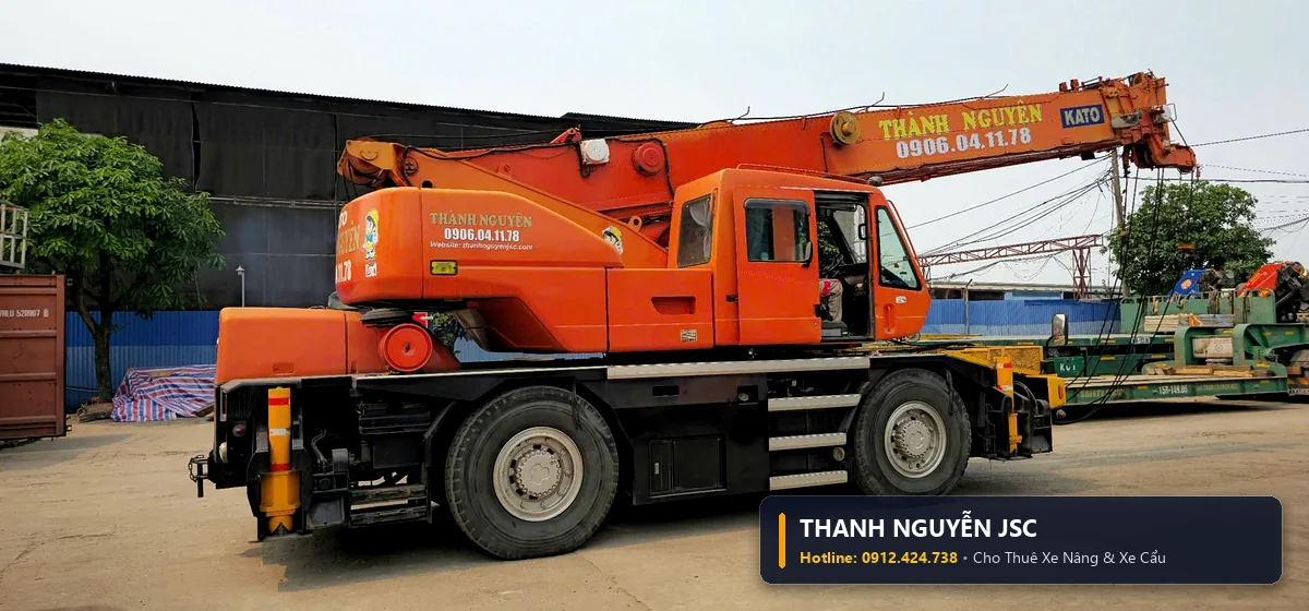 Cho thuê xe cẩu 25 tấn Kato bánh lốp chuyên dụng cẩu dầm thép và hạ máy móc công trình - Thành Nguyên JSC