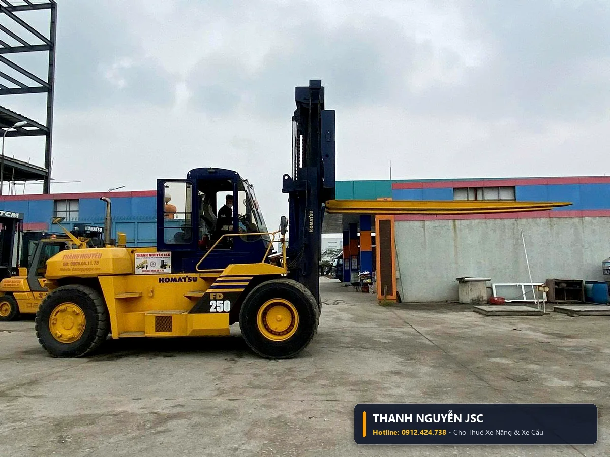 Dịch vụ cho thuê xe nâng 25 tấn Komatsu FD250 đời mới tải trọng nâng 25 tấn phục vụ KCN - Thành Nguyên JSC