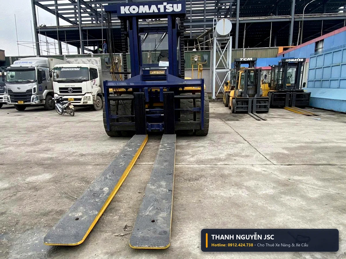Đội xe nâng hàng siêu trường siêu trọng 25 tấn sẵn sàng tại bãi đỗ xe Thành Nguyên JSC