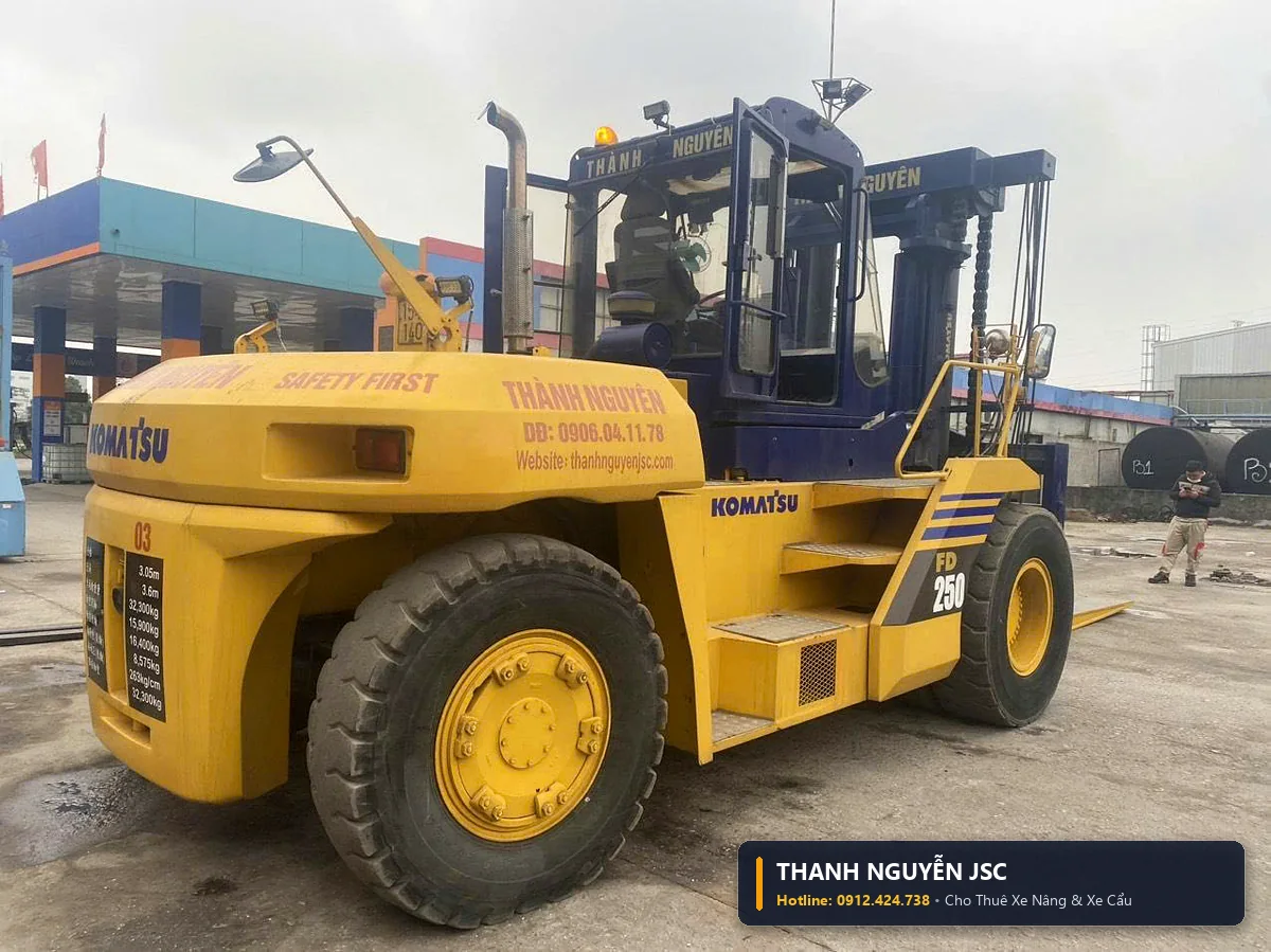 Khối đối trọng đúc nặng hàng chục tấn của xe nâng Komatsu FD250 đảm bảo cân bằng tuyệt đối khi nâng tải 25 tấn