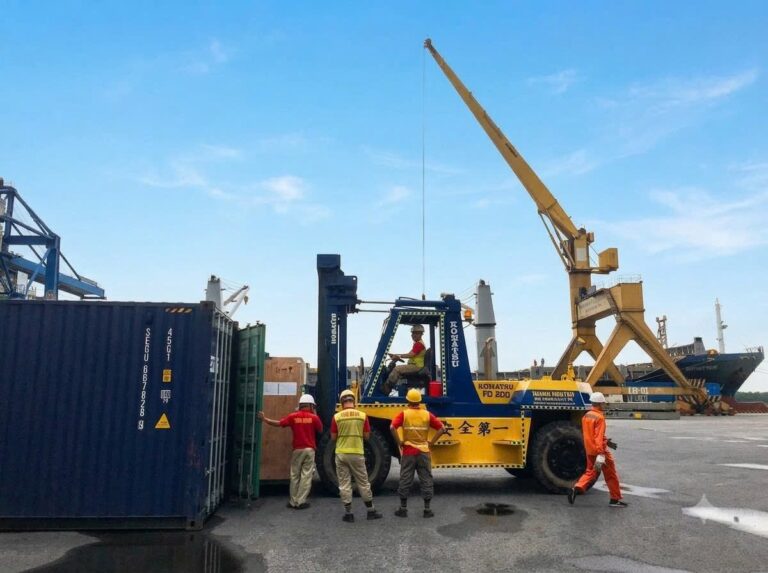 Dỡ Cont Hàng Nặng Bằng Xe Nâng Komatsu 20T & Đưa Máy Vào Nhà Máy Cơ Khí KCN Lam Sơn Sao Vàng Thanh Hóa
