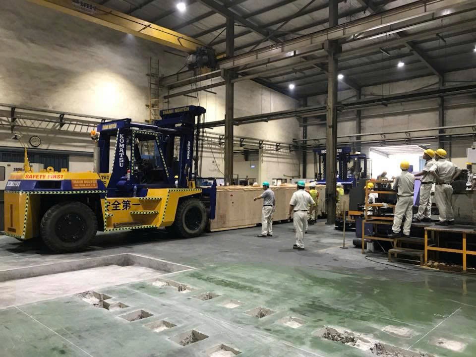 xe nâng Komatsu FD250 dẫn đầu đưa máy qua cửa cuốn xưởng cơ khí chính xác tại KCN Bỉm Sơn Thanh Hóa 1 xe nâng Komatsu FD250 dẫn đầu đưa máy qua cửa cuốn xưởng cơ khí chính xác tại KCN Bỉm Sơn Thanh Hóa 1
