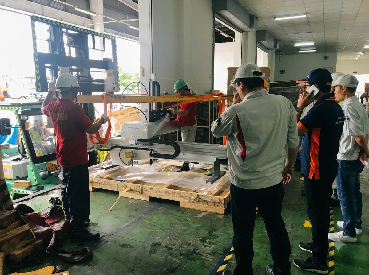 xe nâng Mitsubishi mỏ dài di chuyển máy bọc màng chuyên dụng trên sàn epoxy tại KCN Bỉm Sơn Thanh Hóa 1 xe nâng Mitsubishi mỏ dài di chuyển máy bọc màng chuyên dụng trên sàn epoxy tại KCN Bỉm Sơn Thanh Hóa 1