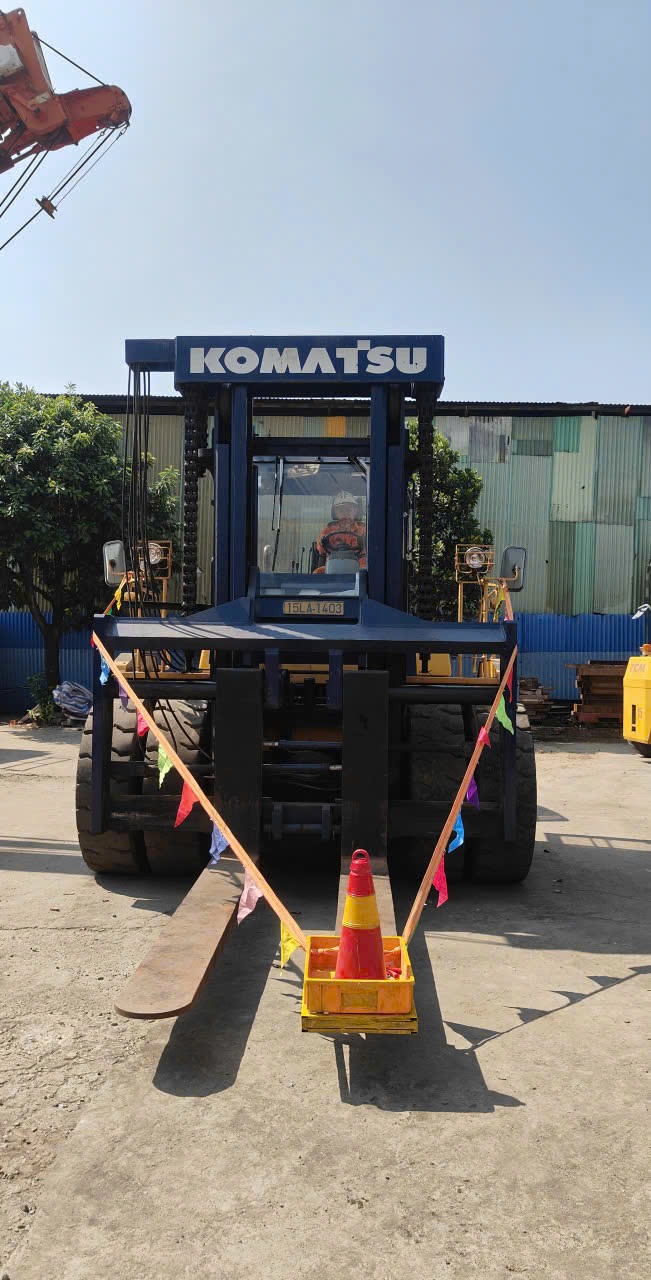 xe nâng Komatsu 25 tấn bánh đôi mỏ càng dài trang bị giá bảo hiểm an toàn tại KCN Lễ Môn Thanh Hóa 1 - ASIA-APPOLO xe nâng Komatsu 25 tấn bánh đôi mỏ càng dài trang bị giá bảo hiểm an toàn tại KCN Lễ Môn Thanh Hóa 1 - ASIA-APPOLO