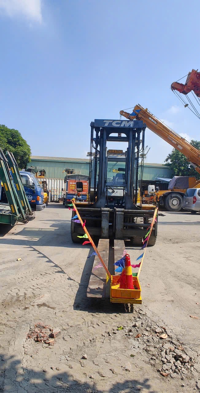 xe nâng hạng nặng TCM 16 tấn mỏ càng dài gắn cọc tiêu phản quang tại KCN Lễ Môn Thanh Hóa 1 - ASIA-APPOLO xe nâng hạng nặng TCM 16 tấn mỏ càng dài gắn cọc tiêu phản quang tại KCN Lễ Môn Thanh Hóa 1 - ASIA-APPOLO