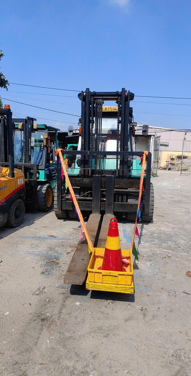 xe nâng Mitsubishi 7 tấn mỏ càng dài gắn giá an toàn phản quang tại KCN Lễ Môn Thanh Hóa 1 - ASIA-APPOLO xe nâng Mitsubishi 7 tấn mỏ càng dài gắn giá an toàn phản quang tại KCN Lễ Môn Thanh Hóa 1 - ASIA-APPOLO