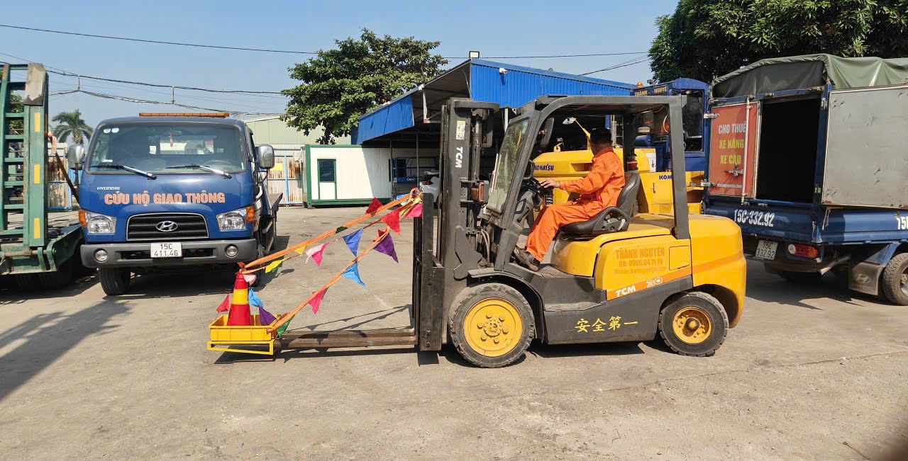 xe nâng TCM 3 tấn gắn biển An Toàn Là Trên Hết trang bị cọc tiêu bảo vệ tại KCN Lễ Môn Thanh Hóa 1 - ASIA-APPOLO xe nâng TCM 3 tấn gắn biển An Toàn Là Trên Hết trang bị cọc tiêu bảo vệ tại KCN Lễ Môn Thanh Hóa 1 - ASIA-APPOLO