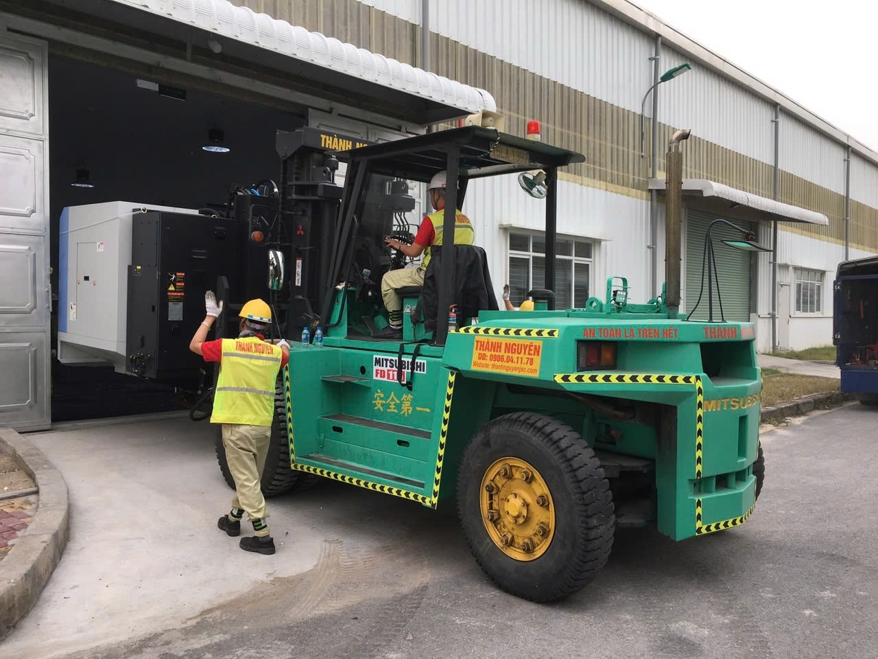 Nhật Ký Thi Công: Tiếp Nhận Container & Hạ Đặt An Toàn Máy Tiện CNC DOOSAN Bằng Xe Nâng Tại KCN Bỉm Sơn – Thanh Hóa