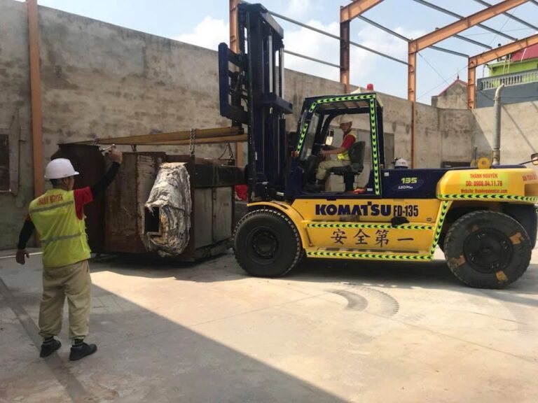 Xe Nâng Komatsu FD-135 Cẩu Chuyển Buồng Đốt Lò Sấy Vật Liệu Chịu Lửa KCN Bỉm Sơn Thanh Hóa