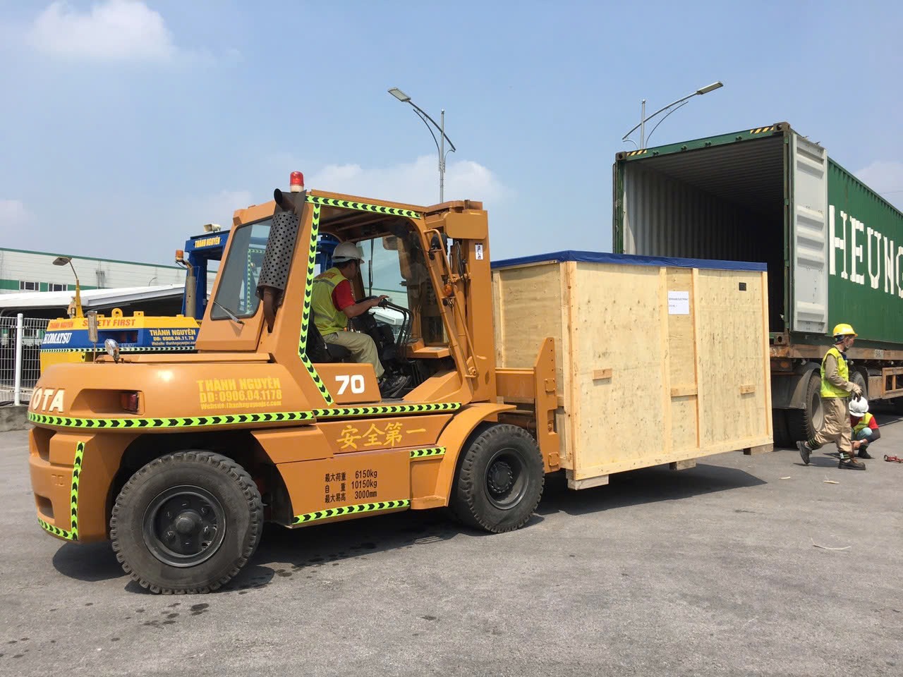 ASIA-APPOLO xe nâng bốc dỡ thân máy từ rơ moóc tại KCN Bỉm Sơn Thanh Hóa 1