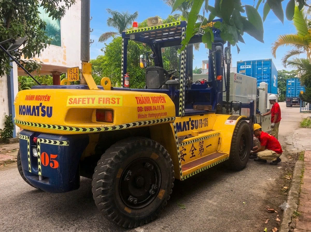 xe nâng Komatsu và Mitsubishi luồn càng nối nâng gầm máy LK Potenza PT250 tại KCN Lam Sơn - Sao Vàng Thanh Hóa 1 - ASIA-APPOLO